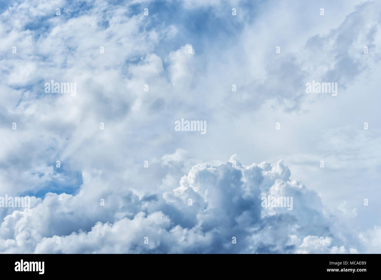 Azzurro cielo nuvoloso. Soffici nuvole e grande luce crea questa bella scena Foto Stock