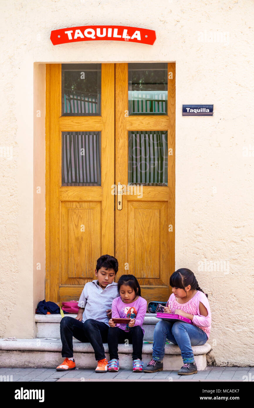 Città del Messico, Ispanico, Coyoacan, del Carmen, Museo Nacional de Culturas Populares, Museo Nazionale della Cultura popolare, esterno, ragazzi, kid ki maschile Foto Stock