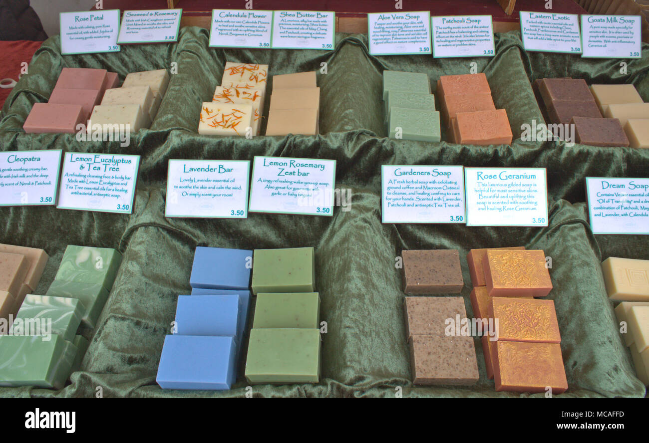 Barre di saponi da prodotti naturali, estratti vegetali e oli naturali in vendita su un mercato in stallo Foto Stock