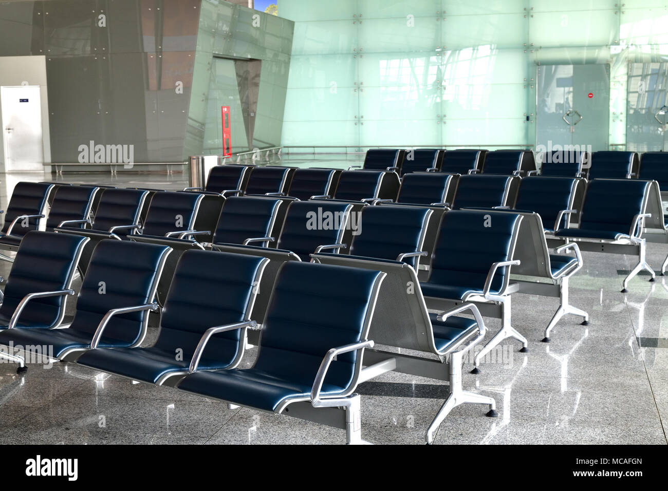 File di sedie in edificio amministrativo Foto Stock