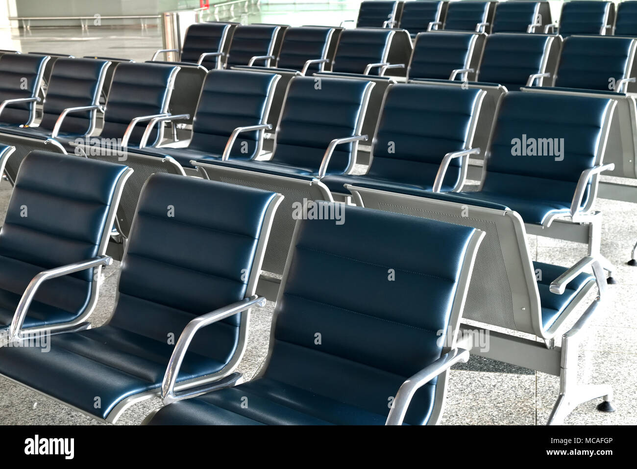 File di sedie in edificio amministrativo Foto Stock