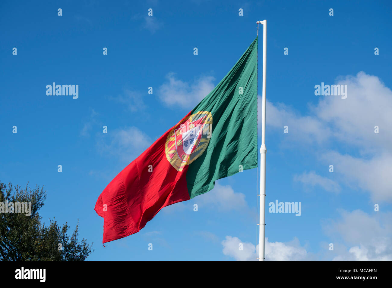 Una vista della bandiera portoghese sventolando Foto Stock
