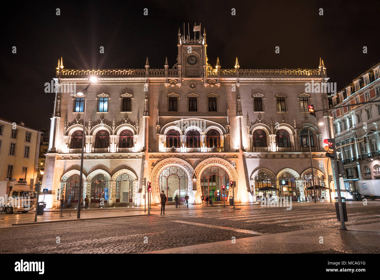 Una vista notturna della facciata di Rossio stazione ferroviaria di Lisbona, Portogallo Foto Stock