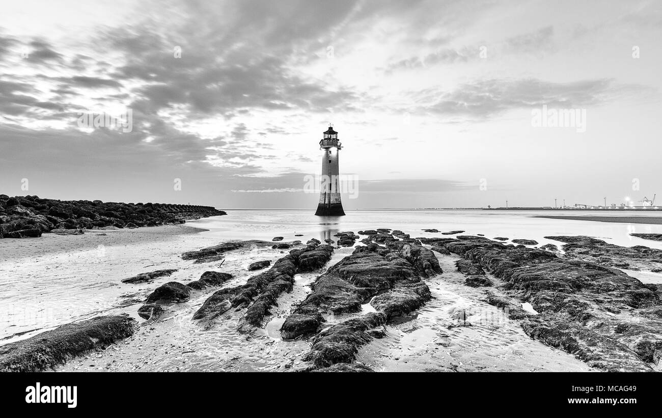 New Brighton Lighthouse Pesce persico Rock al tramonto del Regno Unito Foto Stock