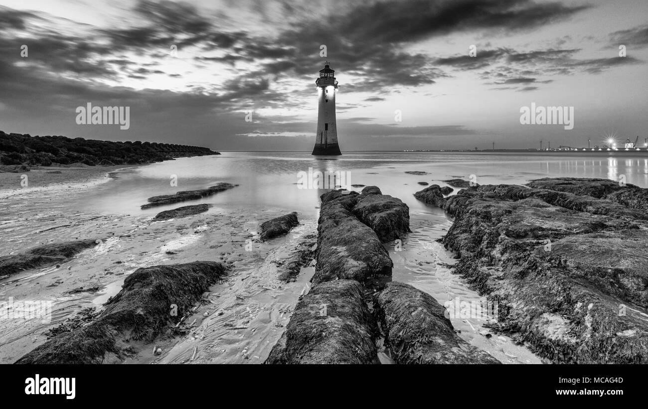 New Brighton Lighthouse Pesce persico Rock al tramonto del Regno Unito Foto Stock