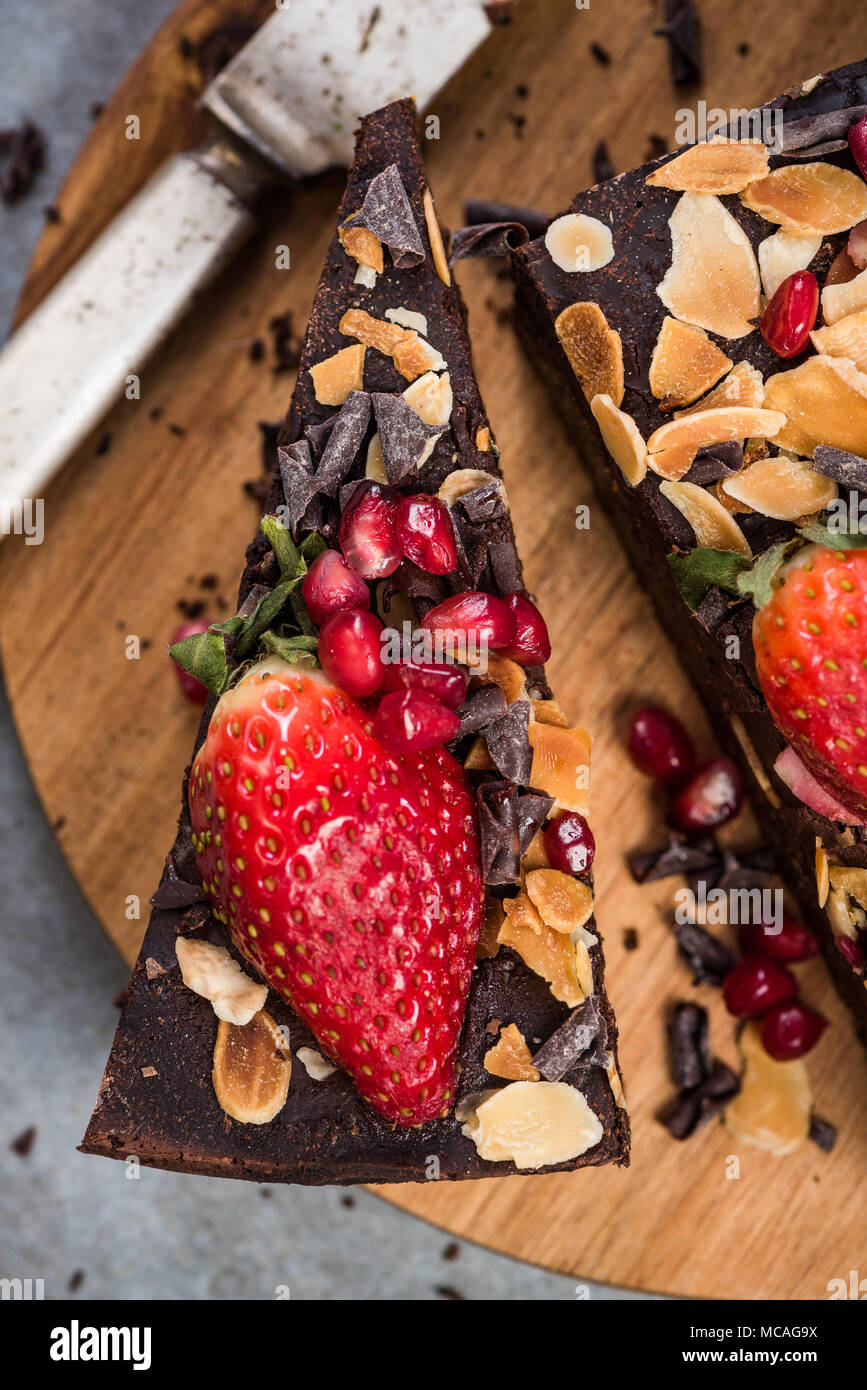 Brownie con batata,fragola e melograno. Foto Stock