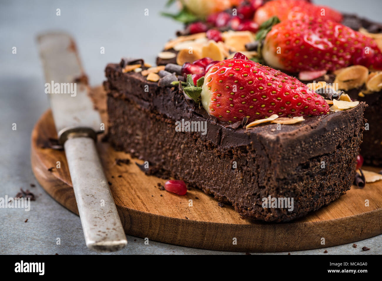 Brownie con patate dolci,fragola e melograno. Foto Stock
