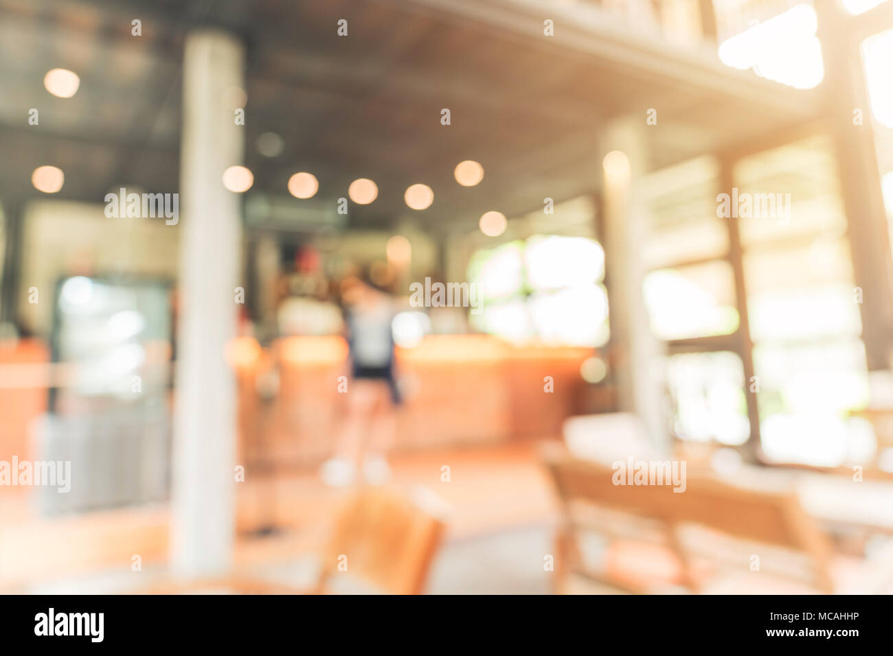 Sfondo sfocato : il cliente presso la caffetteria la sfocatura dello sfondo con bokeh, Vintage tonica. Foto Stock