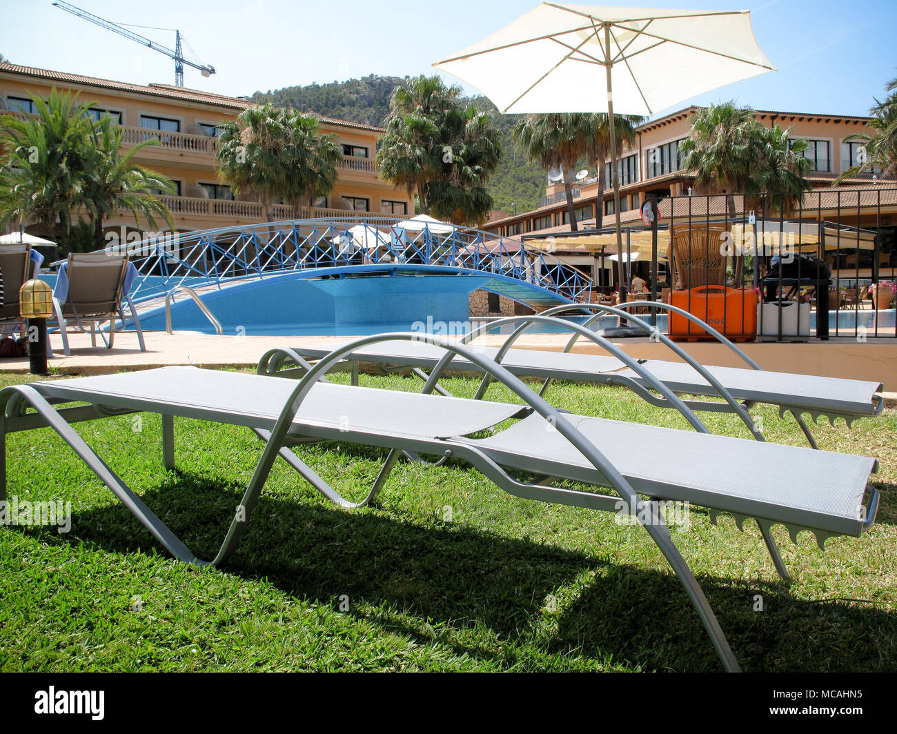 Sedie a sdraio vicino a una piscina in una vacanza spagnola hotel Foto Stock