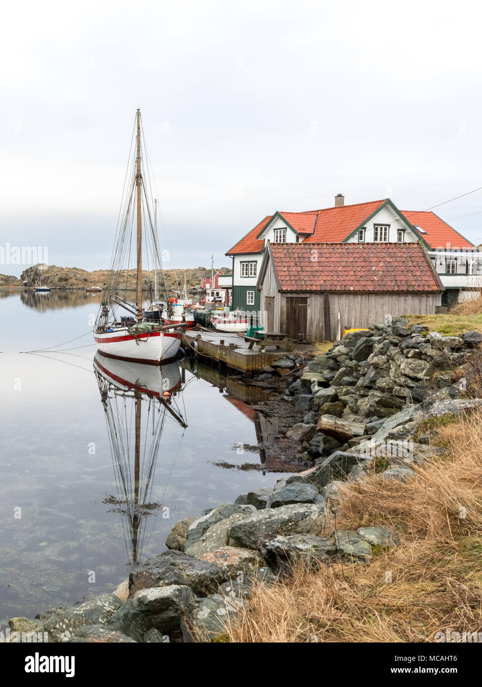 Rovaer in Haugesund, Norvegia - gennaio 11, 2018: l'arcipelago di Rovaer in Haugesund, in Norvegia west coast. Barche, case e case di barca dal mare. L'immagine verticale Foto Stock