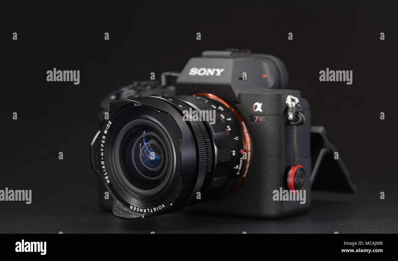 Berlino, Germania - 02 Gennaio 2018: Sony a7R II alfa Mirrorless Fast-messa a fuoco e 4K-scatto fotocamera digitale Foto Stock