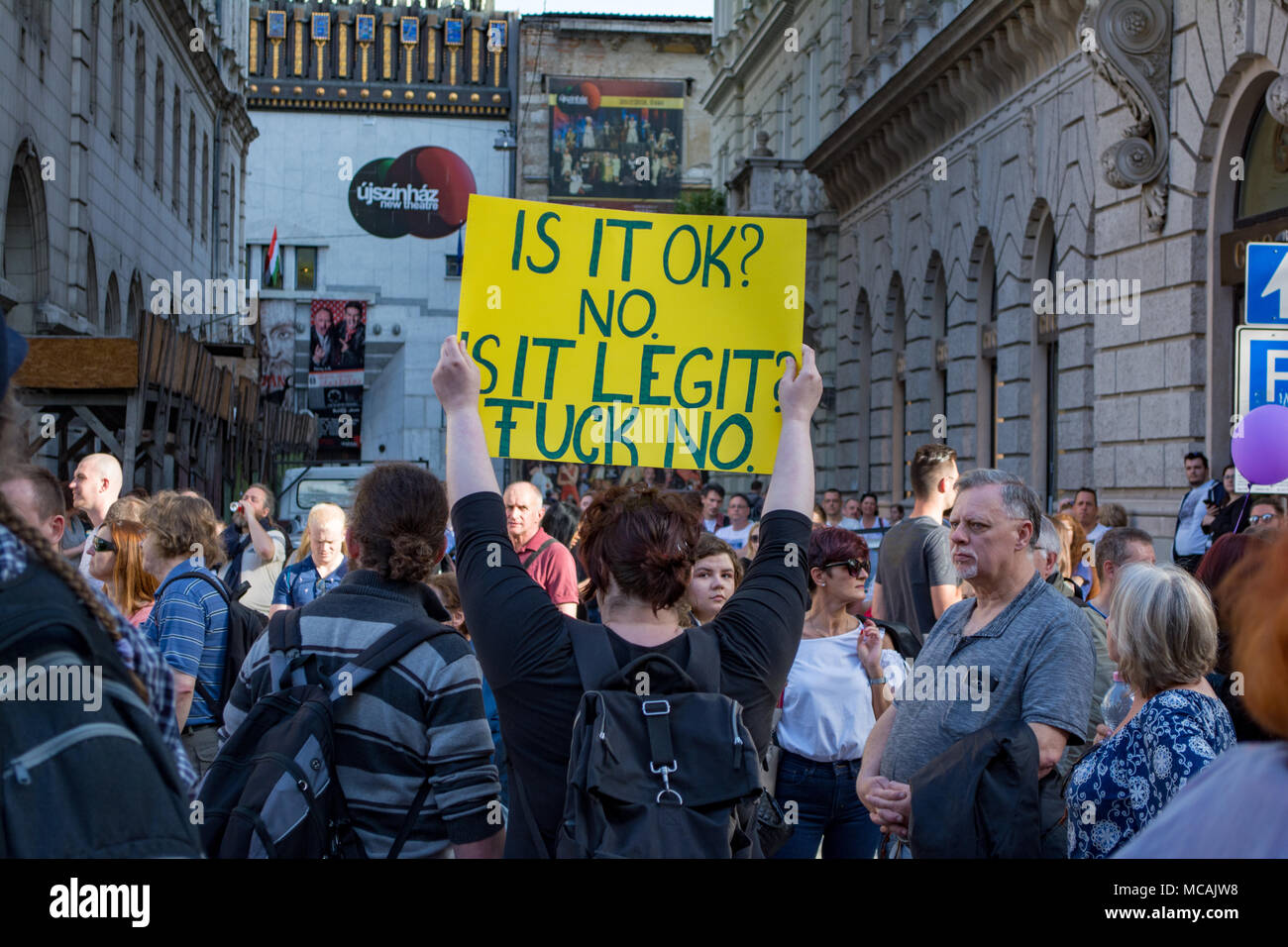 BUDAPEST, Ungheria - 14 Aprile 2018: politico manifestazione di protesta contro il governo recentemente eletto per 'real democrazia'. Il rally è stato pergamo Foto Stock