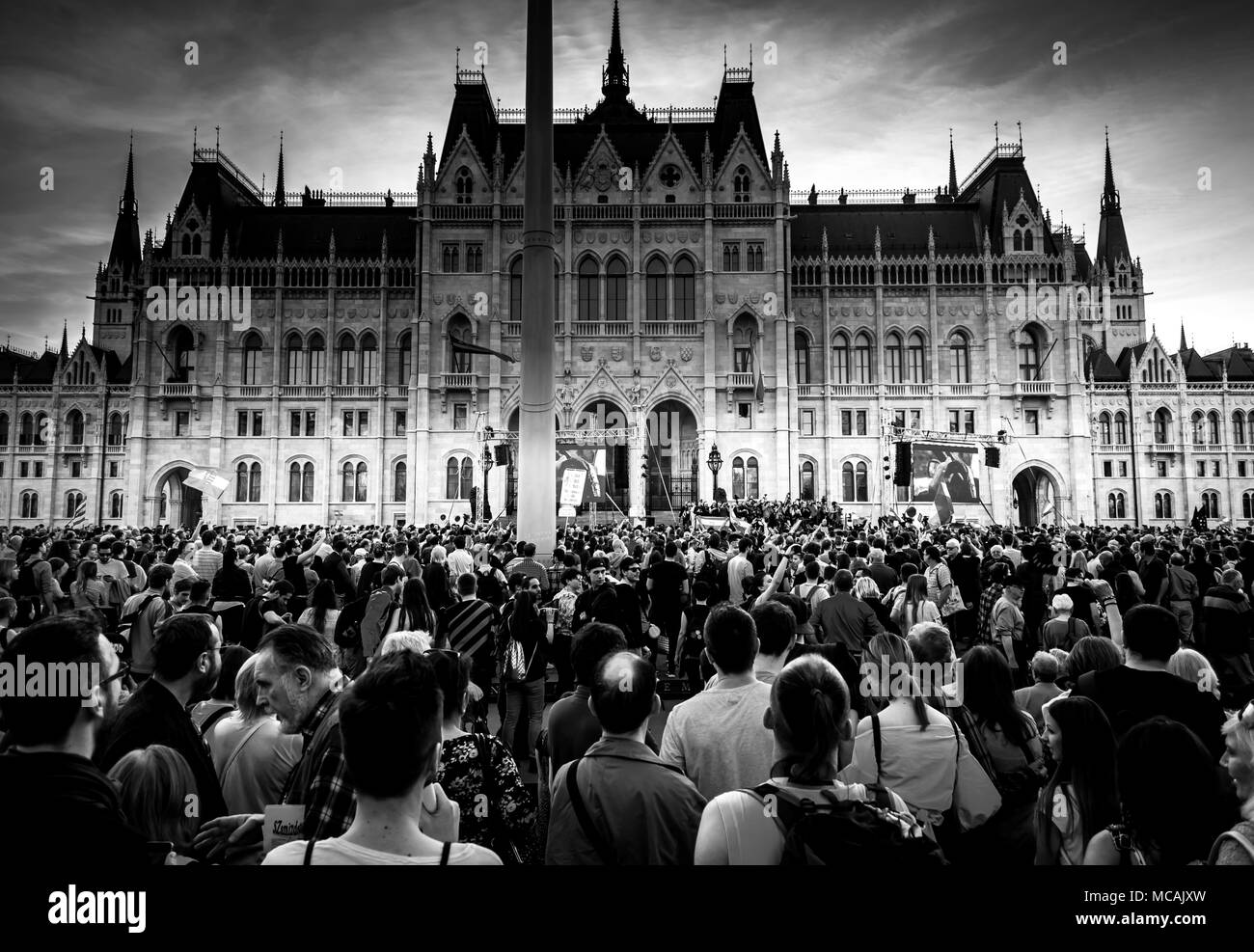 BUDAPEST, Ungheria - 14 Aprile 2018: politico manifestazione di protesta contro il governo recentemente eletto per 'real democrazia'. Il rally è stato pergamo Foto Stock