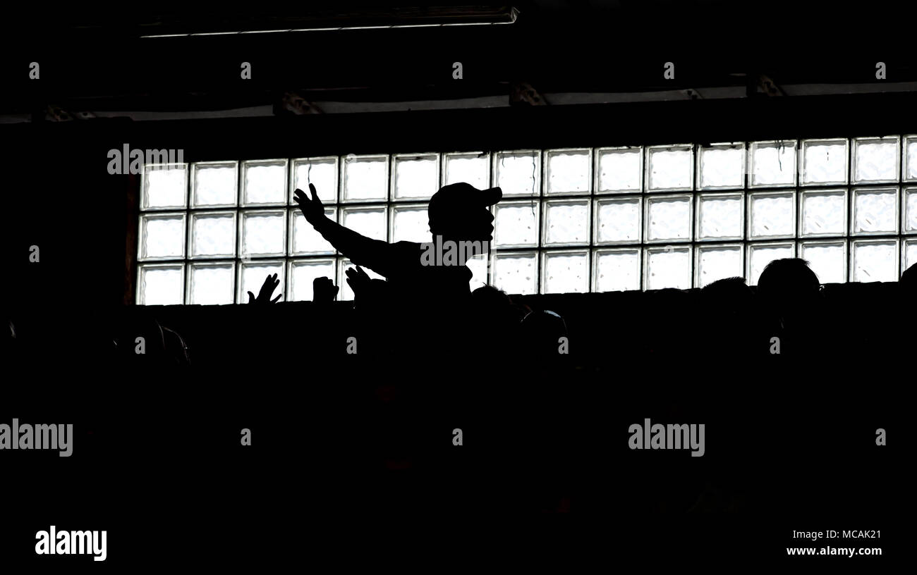 Per gli appassionati di calcio gesticolando gli uni verso gli altri in silhouette Foto Stock