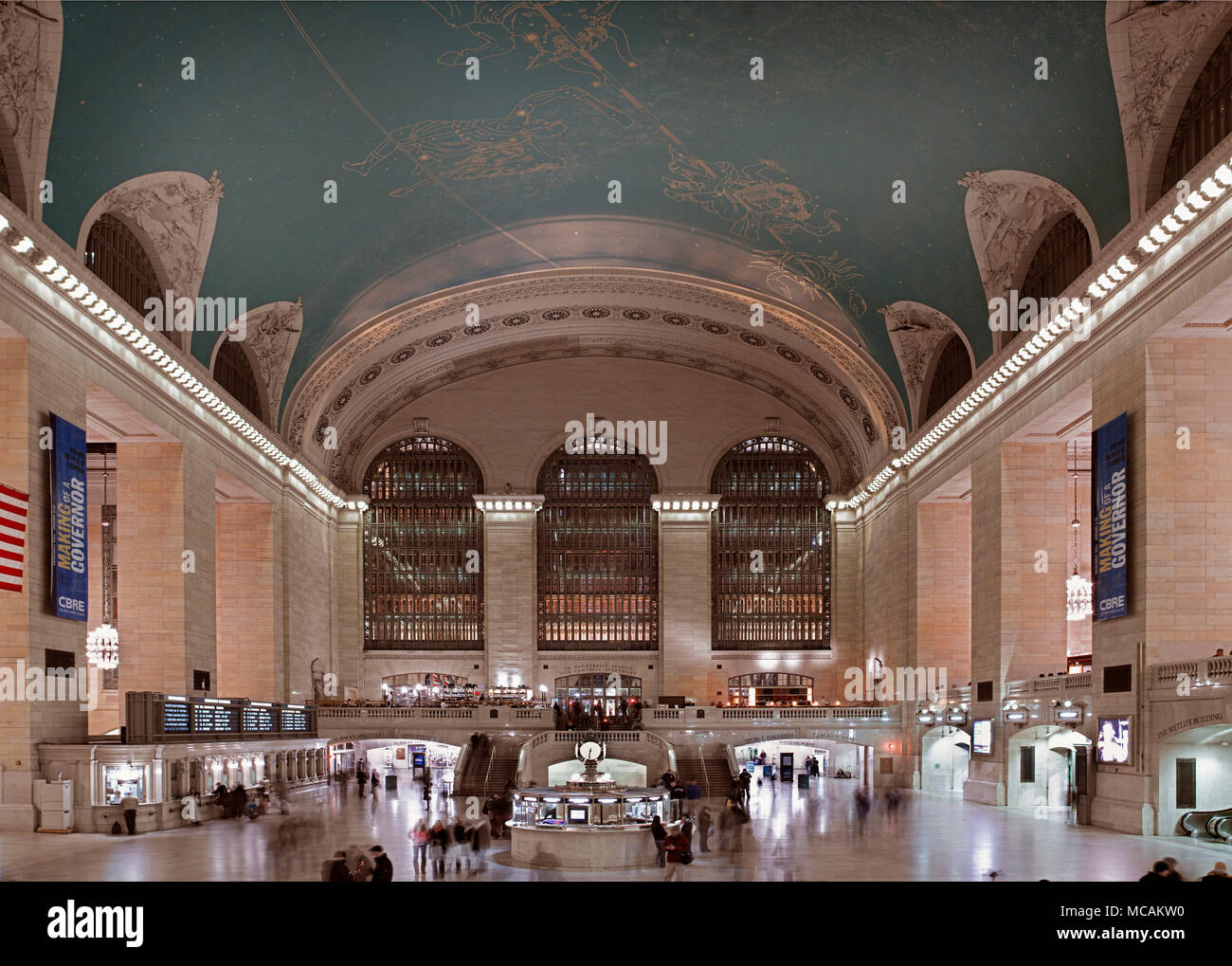 Grand Central Terminal (GCT) è un " commuter " (ed ex intercity) terminale ferroviario a 42nd Street e Park Avenue nel centro di Manhattan a New York City, Stati Uniti. Costruito da e nominato per il New York Central Railroad nel periodo di massimo splendore di American ferroviario di passeggeri a lunga percorrenza, il viaggio è la più grande al mondo per numero di piattaforme con 44 che serve 67?vie lungo di essi. Essi sono su due livelli, sia al di sotto del terreno, con 41?vie sul livello superiore e 26 sulla parte inferiore, anche se il numero totale di tracce lungo le piattaforme e nei cantieri ferroviari supera 100. Il terminale comprende un area di Foto Stock