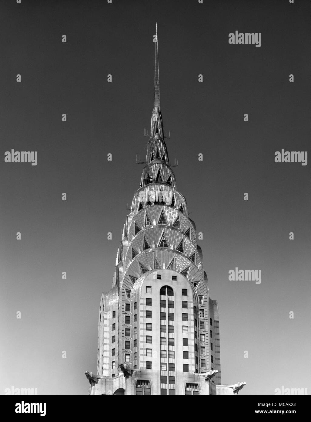Il Chrysler Building è uno stile Art Deco grattacielo a New York City, situato sul lato est di Manhattan nella Turtle Bay area nel punto di intersezione tra la 42nd Street e la Lexington Avenue. A 1.046 piedi , la struttura era più alte del mondo per la costruzione di undici mesi prima è stato superato dall'Empire State Building nel 1931 è ancora il più alto edificio in mattoni al mondo, pur con un interno dello scheletro in acciaio. Foto Stock