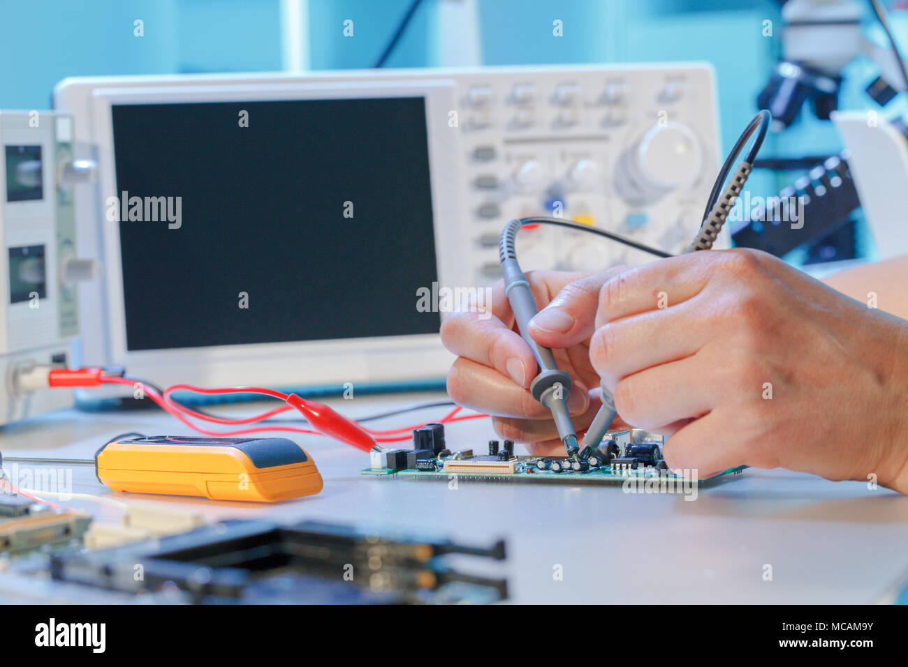 Riparazione di schede a circuito stampato con chip Foto Stock