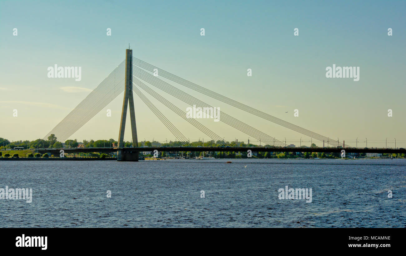 Cavo alloggiato a ponte che attraversa il fiume Daugava a Riga Foto Stock