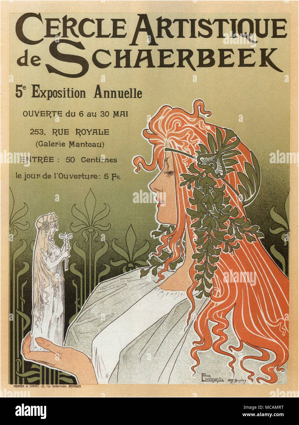 Henri Privat-Livemont (1861?1936) era un artista nato a Schaerbeek, Bruxelles, Belgio. Egli è il più noto per il suo stile Art Nouveau poster. Dal 1883 al 1889, ha lavorato e ha studiato negli studi di Lemaire, Lavastre & Duvignaud. Egli, con Lemaire, creato il decor del Teatro Francais come pure la H?tel de Ville di Parigi. Questo poster per il quinto annuale 1897 mostra del Club artistico di Schaerbeek, ha l'inclusione della quintessenza Livemont tipo femmina. Visto di profilo, con tutte le labbra e il naso aquilino, indossa un metallico archetto floreali, i cui fiori si intrecciano con i suoi tre Foto Stock