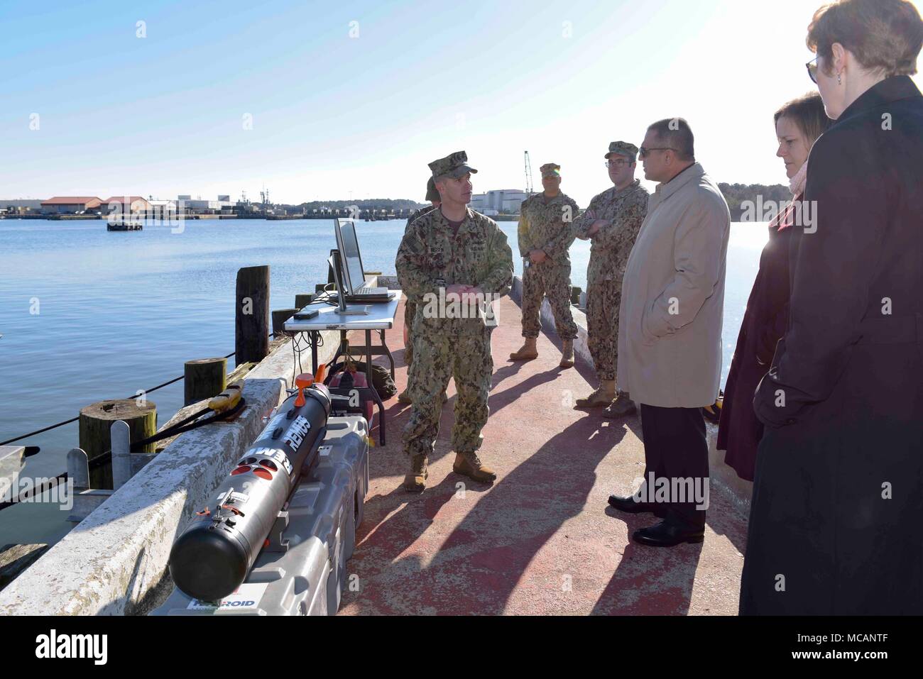 180125-N-YN937-128 Virginia Beach, Va. (GEN. 25, 2018) Senior Chief Mineman Mikael Nissena, assegnato al Diving Mobile unità di soccorso 2, sinistra, spiega le funzioni di un marchio 18 Mod. 2 Unmanned Underwater veicolo di Todd L. Schäfer, direttore esecutivo e direttore del personale, Stati Uniti della flotta del Pacifico, durante Schafer di visitare con Marine Expeditionary comando di combattimento. NECC consente Marine Expeditionary forze di combattimento per eseguire il combattimento, combattere il supporto e il servizio di combattimento le missioni di sostegno attraverso lo spettro completo della Naval, giunto e operazioni combinate che consentono l'accesso dal mare e libertà di azione th Foto Stock