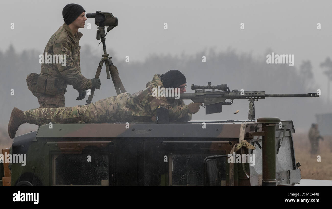 Spc. Giuseppe Swafford macchie e assiste Pvt. Jagger Onstott, Soldati assegnati alla sede centrale e sede' truppa sniper sezione, 3° Stormo, 2° reggimento di cavalleria, come incendi Onstott un giro verso il basso gamma con un Barrett .50 fucile calibro in un campo vicino al Bemowo Piskie Area Formazione, Polonia, Febbraio 2, 2018. Questi soldati sono parte dell'esclusiva, multinazionale battle group, composta di Stati Uniti, Regno Unito, croato e soldati rumeni servire con il polacco della XV Brigata meccanizzata come una forza di dissuasione nel nord-est della Polonia a sostegno della NATO in avanti rafforzata presenza. (U.S. Esercito foto di Spc. Er Foto Stock