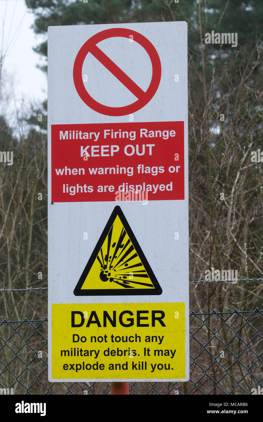 Segnale di avvertimento in corrispondenza di militari di tiro, Woolmer foresta, Hampshire, Regno Unito Foto Stock