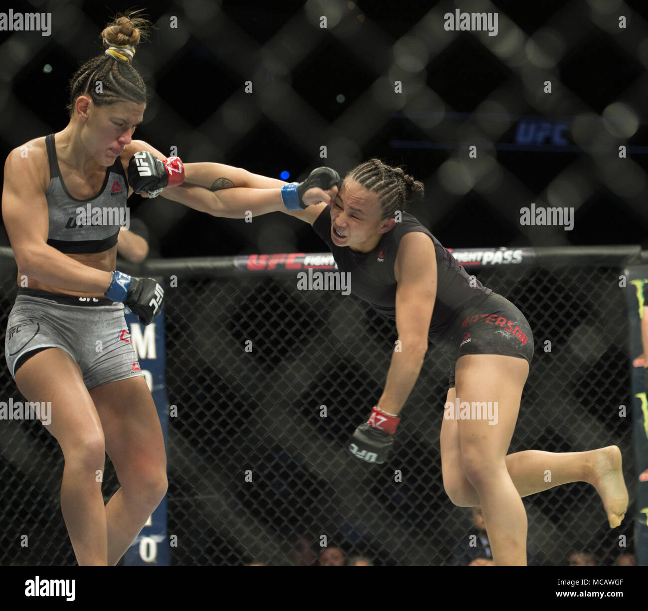 Phoenix, Arizona, Stati Uniti. Xiv Apr, 2018. CORTNEY CASEY, sinistra e Michelle WATERSON, diritto, scambi punzoni Sabato, 14 aprile 2018, durante UFC Fight Night: Poirier vs Gaethje a Gila River Arena in Phoenix, Arizona. MICHELLE WATERSON vinto da fuoriuscite di decisione. Credito: Jeff Brown/ZUMA filo/Alamy Live News Foto Stock