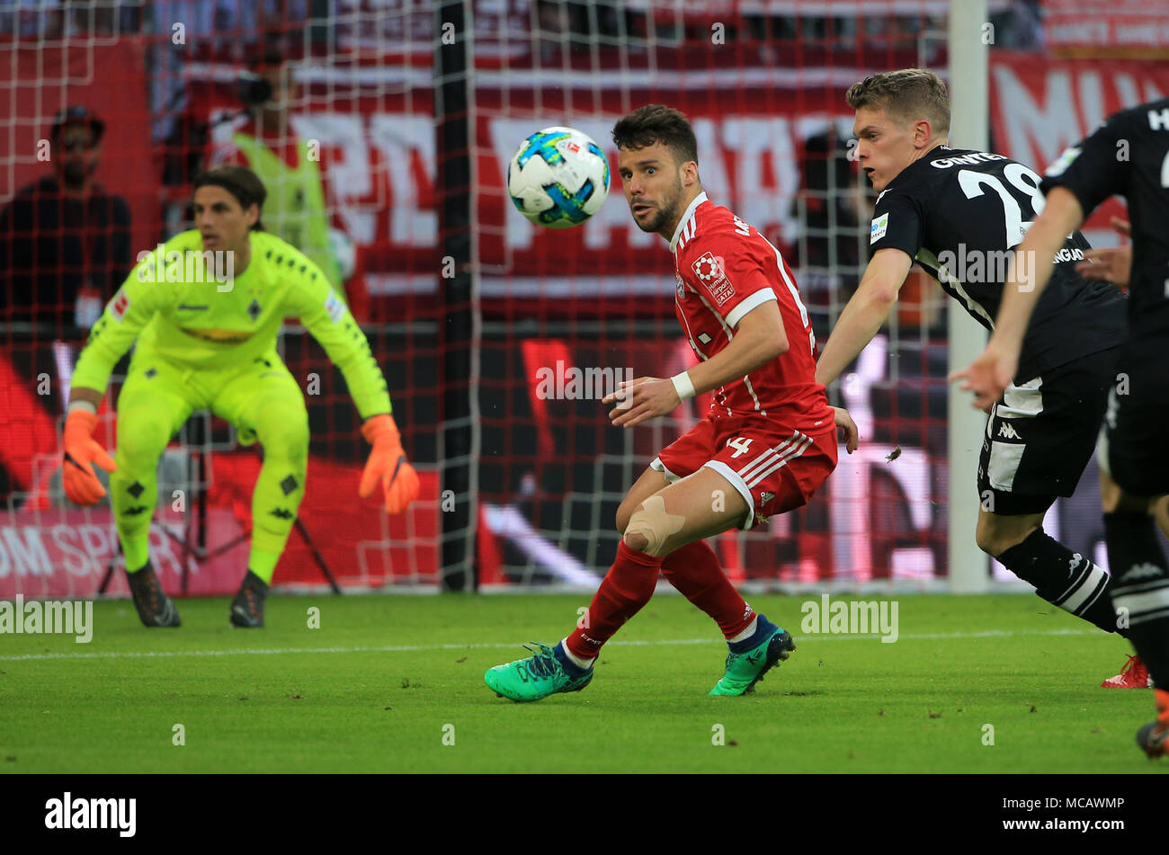 Monaco di Baviera, Germania. Xiv Apr, 2018. Del Bayern Monaco Juan Bernat (C) controlla la sfera durante un match della Bundesliga tra Bayern Monaco e Borussia Moenchengladbach, a Monaco di Baviera, Germania, il 14 aprile 2018. Il Bayern Monaco ha vinto 5-1. Credito: Philippe Ruiz/Xinhua/Alamy Live News Foto Stock