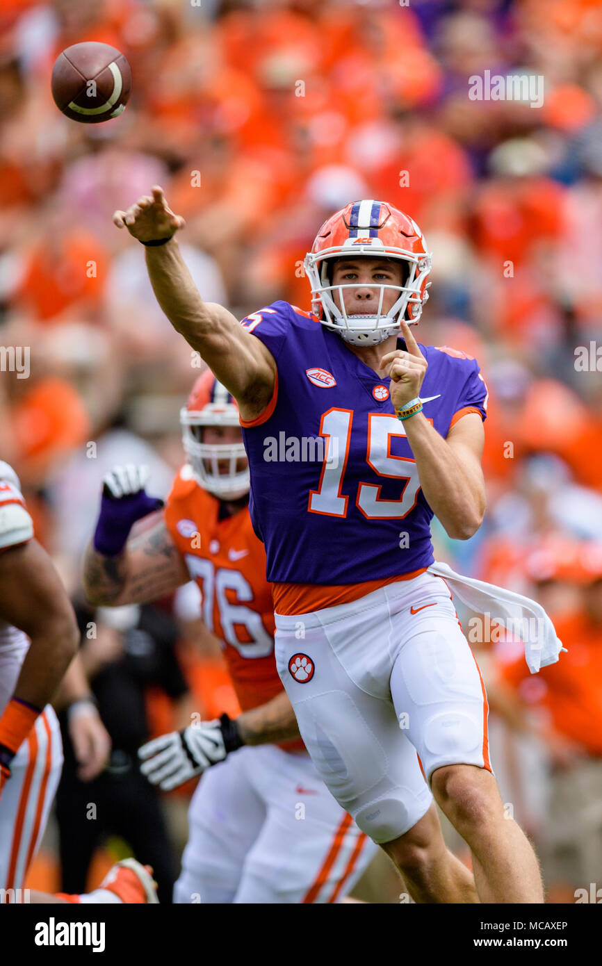 Clemson QB Hunter Johnson (15) durante la Clemson Football gioco a molla (arancione e bianco gioco) Sabato 14 Aprile 2018 presso il Memorial Stadium, in Clemson, SC. Giacobbe Kupferman/CSM Foto Stock