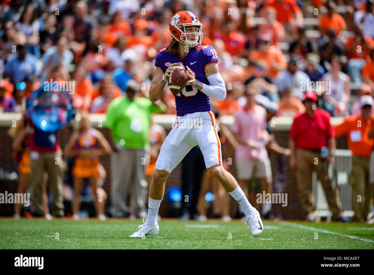 Clemson QB Trevor Lawrence (16) durante la Clemson Football gioco a molla (arancione e bianco gioco) Sabato 14 Aprile 2018 presso il Memorial Stadium, in Clemson, SC. Giacobbe Kupferman/CSM Foto Stock