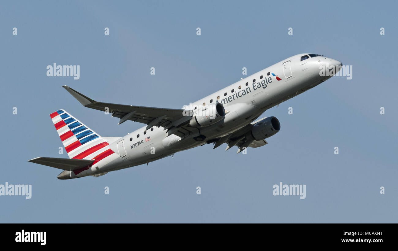 Richmond, British Columbia, Canada. Xvii Mar, 2018. Un American Eagle Embraer ERJ-175LR (N207un) corpo stretto aereo jet, operati da compagnie aeree bussola, airborne dopo il decollo. Credito: Bayne Stanley/ZUMA filo/Alamy Live News Foto Stock