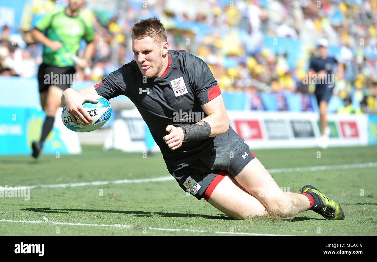 Queensland, Australia . Il 15 aprile, 2018. Thomas Williams (WAL) dives in al cliente. Rugby 7s. XXI Giochi del Commonwealth. Robina Stadium. Costa d'Oro 2018. Queensland. Australia. 15/04/2018. Credito: Sport In immagini/Alamy Live News Credito: Sport In immagini/Alamy Live News Foto Stock