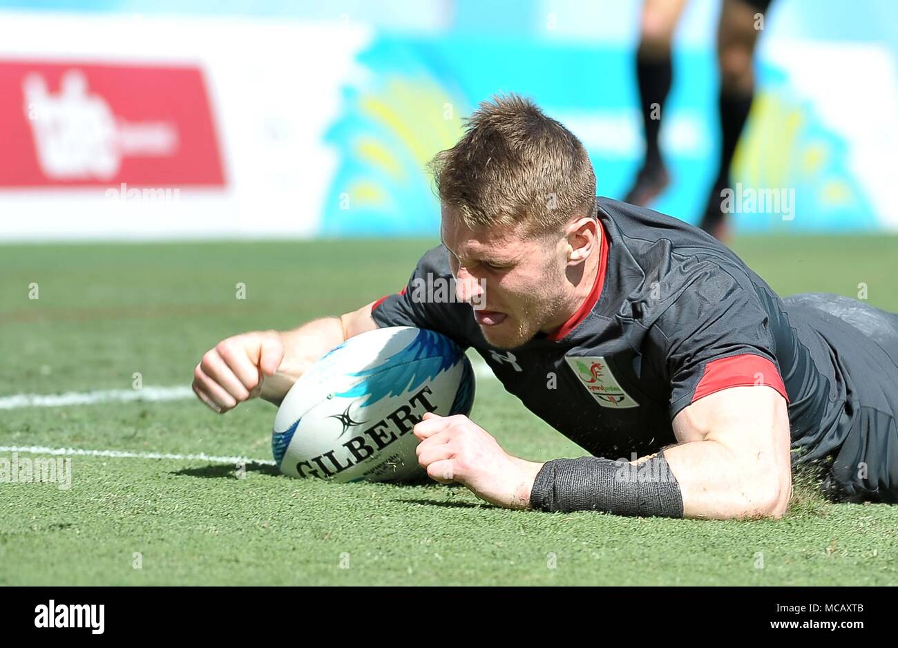 Queensland, Australia . Il 15 aprile, 2018. Thomas Williams (WAL) dives in al cliente. Rugby 7s. XXI Giochi del Commonwealth. Robina Stadium. Costa d'Oro 2018. Queensland. Australia. 15/04/2018. Credito: Sport In immagini/Alamy Live News Credito: Sport In immagini/Alamy Live News Foto Stock