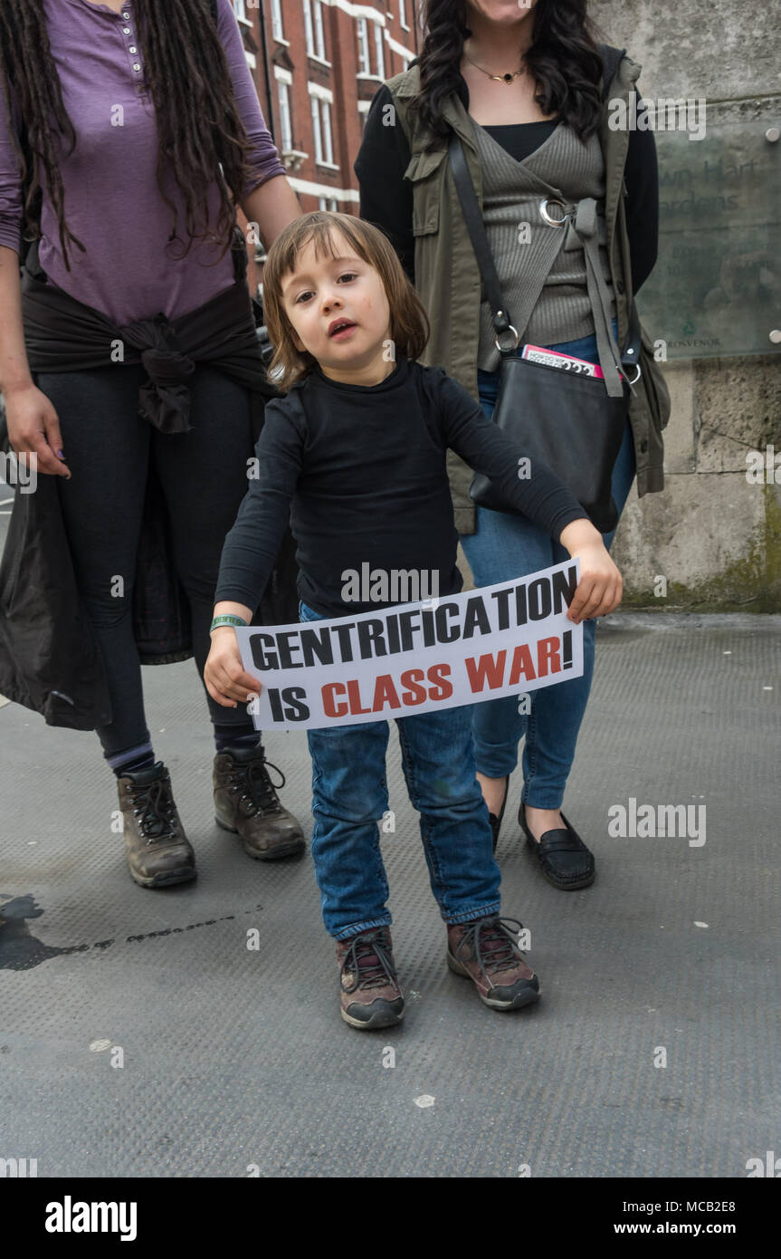 Londra, Regno Unito. Il 14 aprile 2018. Un giovane campainger contiene una piccola poster "Gentrification è di classe Warr!" all'inizio del tour di Londra le aree più ricche, guidato da terra Giustizia dimostra di rete di proprietà fondiaria in Gran Bretagna è uno dei più diseguale del mondo, sia nelle zone rurali e nelle città. Il tour è partito in Westminster, in gran parte di proprietà del Duca di Westminster, fermandosi presso i punti rilevanti su Grosvenor station wagon, Park Lane, in Hyde Park, Grosvenor Crescent e Belgrave Square per informazioni e interventi, terminando su 93 acri di Cadogan station wagon, la parte più ricche di Kensingt Foto Stock