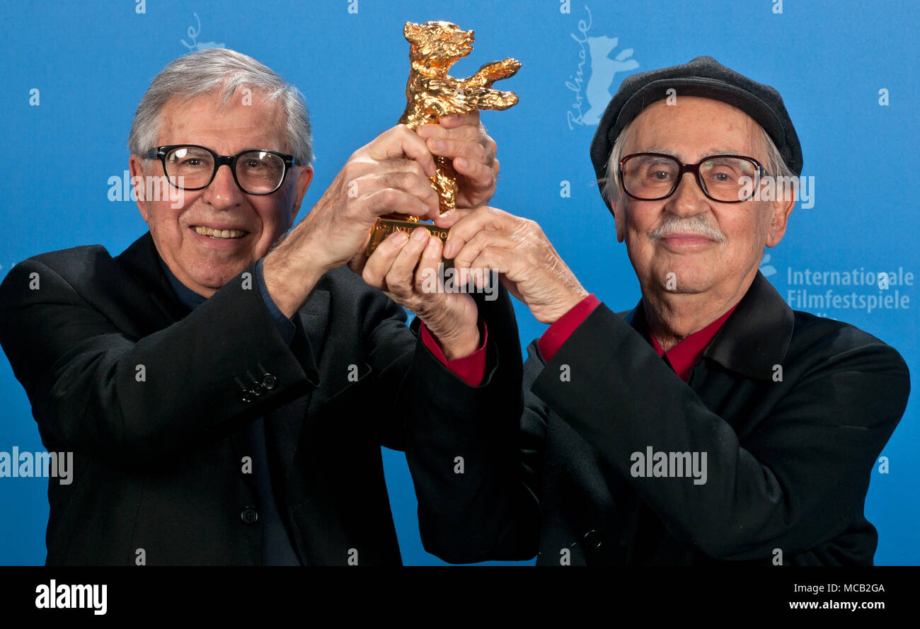 Archiviato - 18 febbraio 2012, Germania Berlino: i registi italiani Vittorio Taviani (R) e Paolo Taviani presente l'Orso d'oro che hanno ricevuto per i loro film 'Cesare deve morire" (Cesare svil morire) al Festival Internazionale del Cinema di Berlino. Vittorio Taviani passato lontano. Foto: Tim Brakemeier/dpa Foto Stock