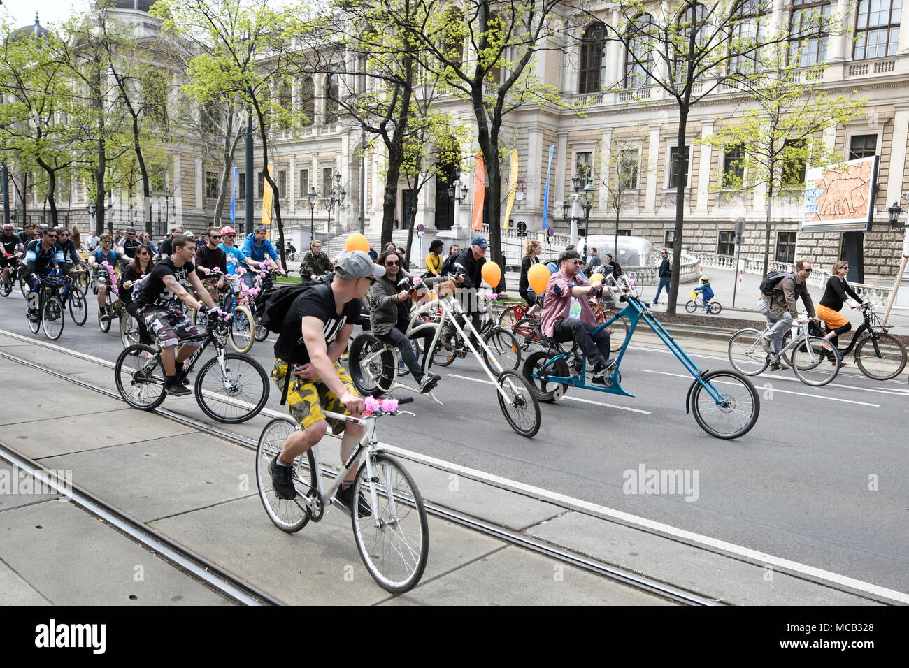 Vienna, Austria. Aprile 15, 2018. L'Argus Bike Festival è la più grande manifestazione ciclistica in Austria e l'apertura del ciclismo stagione primaverile. Una piattaforma unica per mostrare il tema del ciclismo in tutte le sue diversità, il Municipio di Vienna quadrato diventa un grande luogo di incontro per coloro che sono interessati in bicicletta ed escursioni in bicicletta. La figura mostra il Radparade con diverse migliaia di partecipanti. . Franz Perc / Alamy Live News Foto Stock