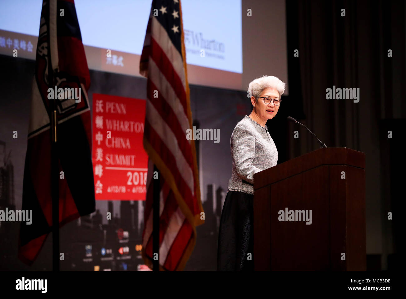 Philadelphia, Stati Uniti d'America. Xiv Apr, 2018. Fu Ying, Vice-presidente della commissione affari esteri del XIII Congresso Nazionale del Popolo cinese il legislatore nazionale, offre un discorso durante la cerimonia di apertura della Penn Wharton vertice Cina presso la University of Pennsylvania in Philadelphia, Pennsylvania, Stati Uniti, 14 aprile 2018. Il governo degli Stati Uniti dovrebbe andare oltre la mentalità tradizionale della politica di potere per affrontare le sfide in Cina e delle relazioni con gli Stati Uniti, fu Ying, un veterano diplomatico cinese, ha detto qui Sabato. Credito: Wang Ying/Xinhua/Alamy Live News Foto Stock