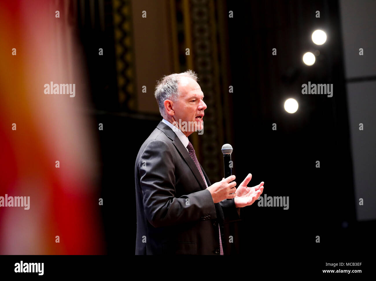 Philadelphia, Stati Uniti d'America. Xiv Apr, 2018. Geoffrey Garrett, decano della Wharton School presso la University of Pennsylvania, offre un discorso durante la cerimonia di apertura della Penn Wharton vertice Cina presso la University of Pennsylvania in Philadelphia, Pennsylvania, Stati Uniti, 14 aprile 2018. Il governo degli Stati Uniti dovrebbe andare oltre la mentalità tradizionale della politica di potere per affrontare le sfide in Cina e delle relazioni con gli Stati Uniti, fu Ying, un veterano diplomatico cinese, ha detto qui Sabato. Credito: Wang Ying/Xinhua/Alamy Live News Foto Stock