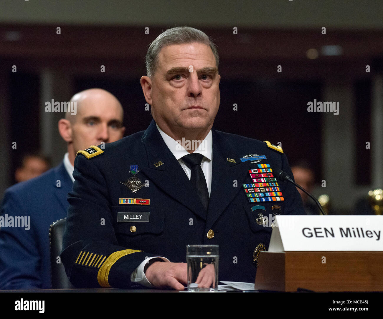 Esercito degli Stati Uniti generale Mark A. Milley, Capo di Stato Maggiore dell esercito, viene visualizzato prima il Senato degli Stati Uniti Comitato sui servizi armati per dare testimonianza "sulla postura del dipartimento dell'esercito nel riesame della difesa la richiesta di autorizzazione per l'anno fiscale 2019 e il futuro programma di difesa' sul colle del Campidoglio di Washington il giovedì 12 aprile, 2018. Credito: Ron Sachs/CNP · nessun filo servizio · Foto: Ron Sachs/consolidato Notizie Foto/Ron Sachs - CNP Foto Stock