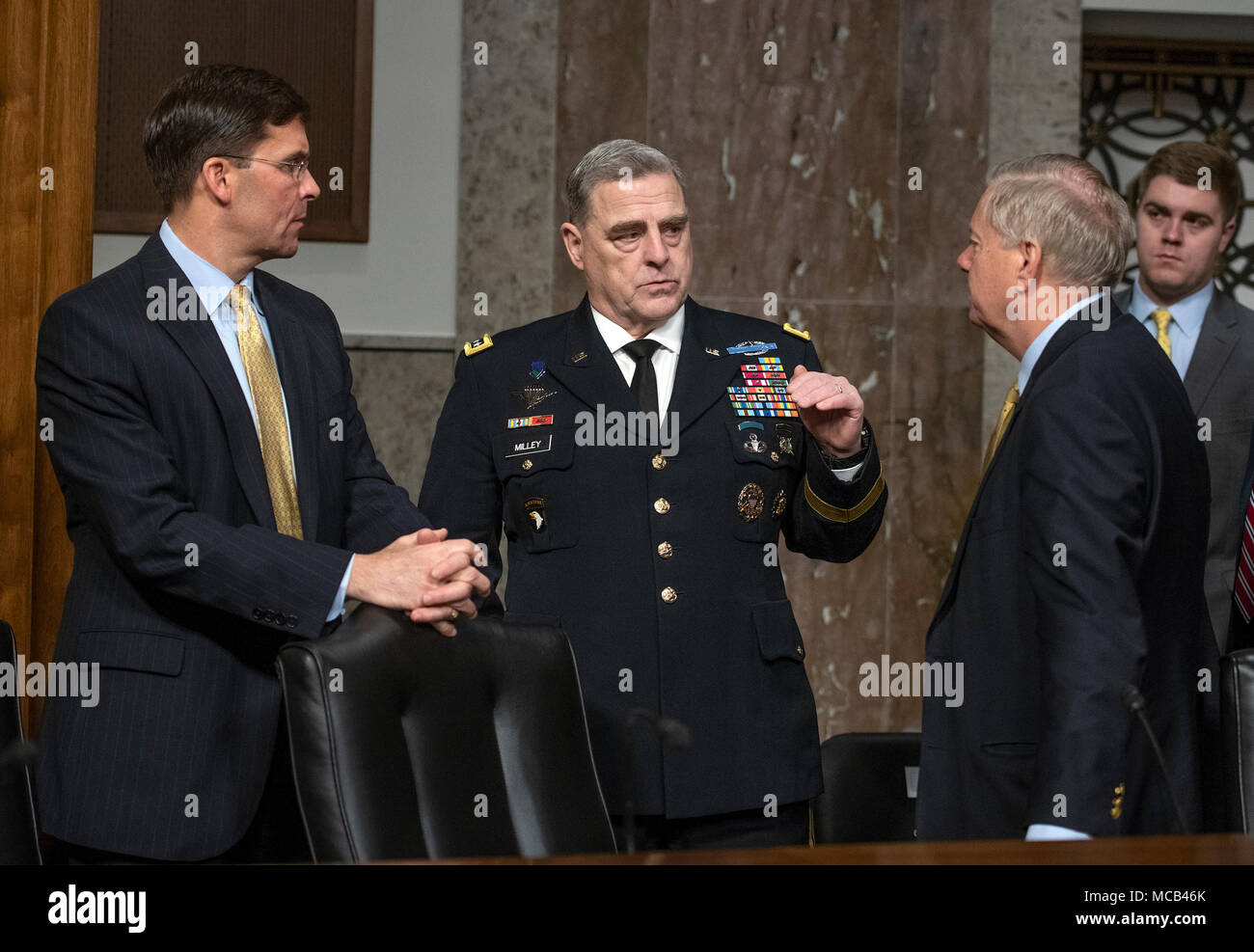 Contrassegnare T. Esper, segretario dell'esercito degli Stati Uniti, sinistra, Army US General Mark A. Milley, Capo di Stato Maggiore dell esercito, centro e noi il senatore Lindsey Graham (Repubblicano della Carolina del Sud) condividere la conversazione prima dell'audizione dinanzi alla commissione del Senato sulle forze armate " sulla postura del dipartimento dell'esercito nel riesame della difesa la richiesta di autorizzazione per l'anno fiscale 2019 e il futuro programma di difesa' sul colle del Campidoglio di Washington il giovedì 12 aprile, 2018. Credito: Ron Sachs/CNP · nessun filo servizio · Foto: Ron Sachs/consolidato Notizie Foto/Ron Sachs - CNP Foto Stock