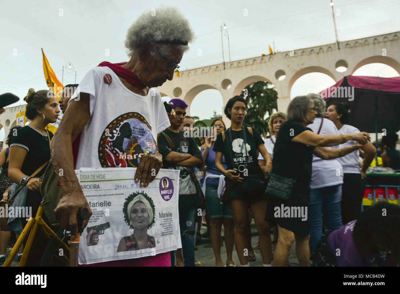 RIO DE JANEIRO, RJ - 14.04.2018: atto dopo 1 mese dalla morte di MARIELLE - su questo 14th, sabato, ha completato un mese di esecuzione del Marielle Franco - consigliere per PSOL in Rio de Janeiro. Alcuni atti sono stati effettuati dal Brasile, in particolare un atto a contare su diversi gruppi musicali che seguiva il modo che la vettura di Marielle e Anderson seguita perseguitati dai suoi assassini - del quartiere della Lapa finché Estacio. Marielle denunciato errato comportamento della polizia e faceva parte della commissione incaricata della supervisione del lavoro dell'intervento militare in Rio. (Foto: Fernanda Piccolo/UFT Foto Stock