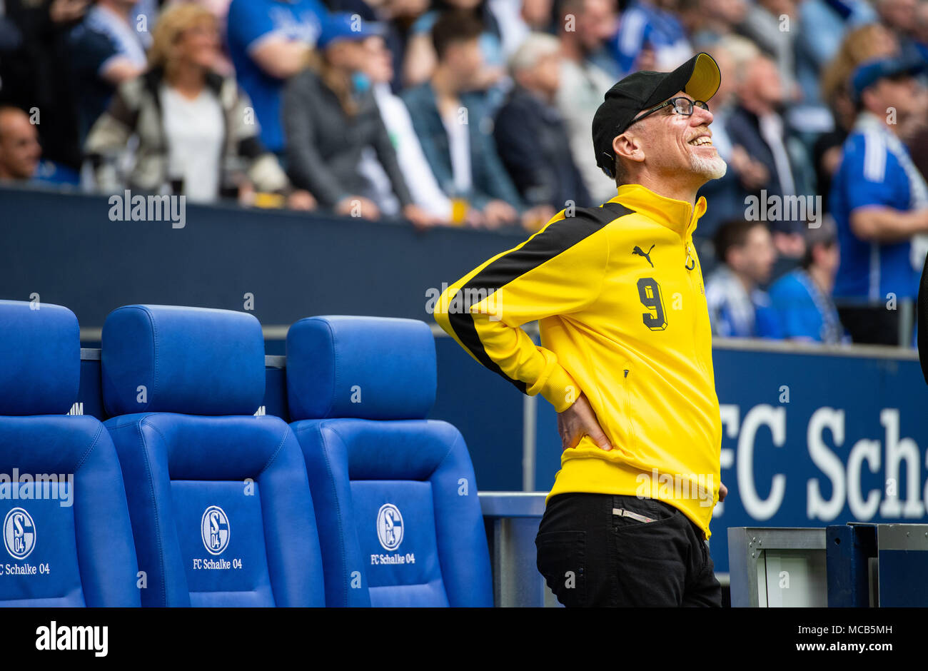 Il 15 aprile 2018, Germania, Gelsenkirchen: Calcio, Bundesliga Tedesca, FC Schalke 04 vs Borussia Dortmund alla Veltins Arena: Dortmund allenatore Pietro Stoeger. Foto: Guido Kirchner/dpa - AVVISO IMPORTANTE: a causa della Lega calcio tedesca·s (DFL) accrediti regolamenti, la pubblicazione e la ridistribuzione online e nei contenuti multimediali in linea è limitata durante la partita a quindici immagini per partita Foto Stock