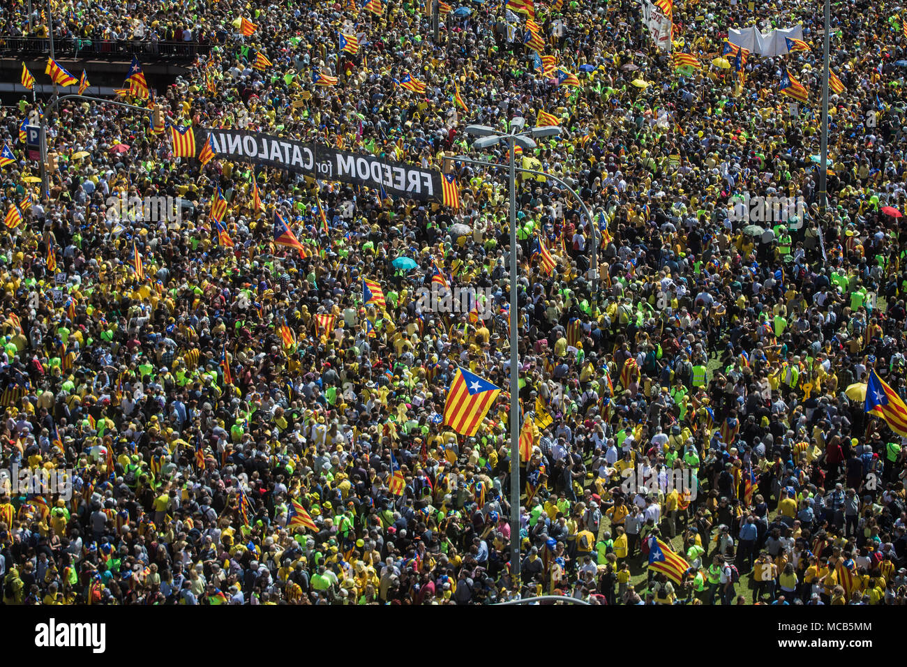 Barcellona, Spagna 15 aprile 2018 i sostenitori della Catalogna l'indipendenza di partecipare a una dimostrazione di sostegno catalano arrestati politici. Numerosi i separatisti sono stati arrestati nel corso del proibito referendum di indipendenza nel mese di ottobre 2017. Essi sono accusati di ribellione e di appropriazione indebita di fondi pubblici. Foto: Santi Palacios/º/dpa Credito: dpa picture alliance/Alamy Live News Foto Stock