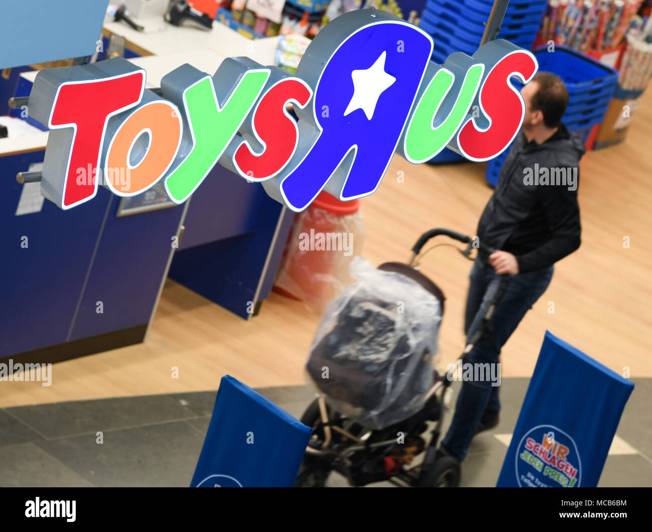 13 aprile 2018, Germania, Wiesbaden: "Toys R Us' può essere letto in corrispondenza di un ramo del fallimento US-American toy company. Foto: Arne Dedert/dpa Foto Stock