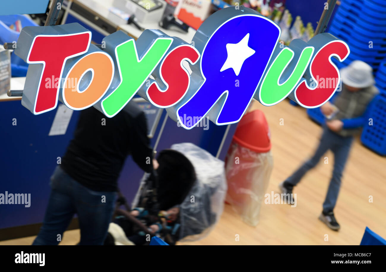 13 aprile 2018, Germania, Wiesbaden: "Toys R Us' può essere letto in corrispondenza di un ramo del fallimento US-American toy company. Foto: Arne Dedert/dpa Foto Stock