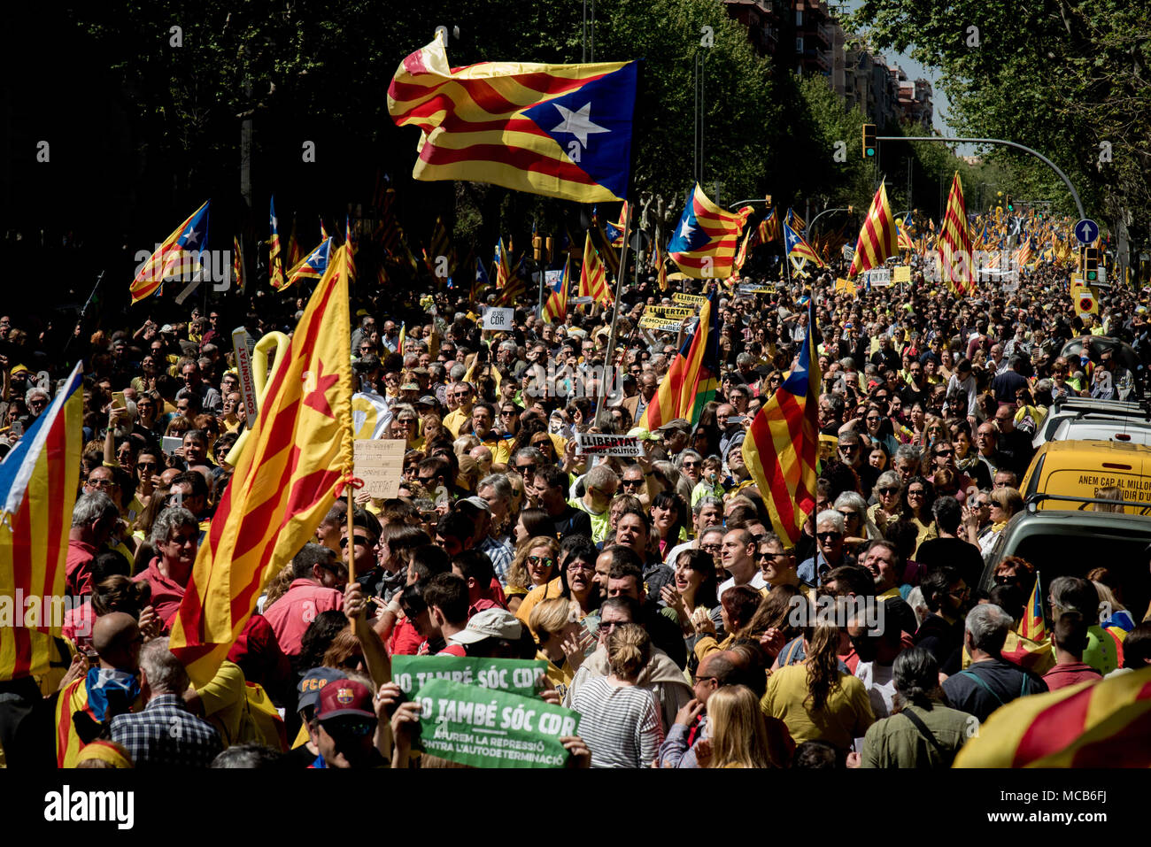 Barcellona, in Catalogna, Spagna. Xv Apr, 2018. Centinaia di migliaia di pro-indipendenza sostenitori marzo per le strade di Barcellona che chiedeva la liberazione dei detenuti leader catalano. Credito: Jordi Boixareu/ZUMA filo/Alamy Live News Foto Stock