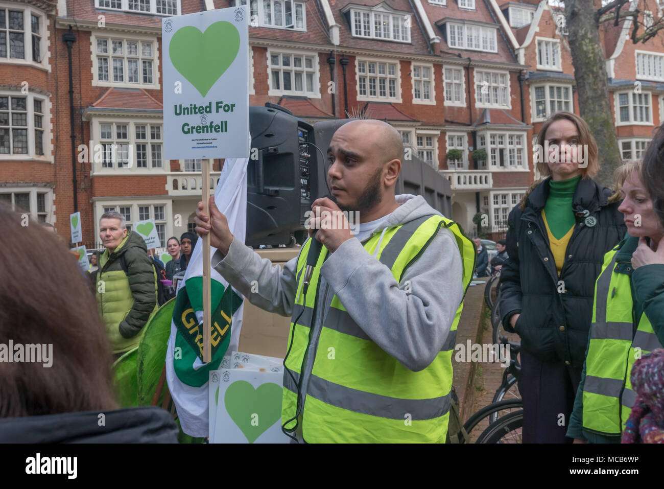 Londra, Regno Unito. Xiv Apr, 2018. Zeyad Cred del Regno per Grenfell racconta di persone tra cui molti che hanno perso la famiglia e gli amici presso Grenfell che il silenzio a piedi la marcatura di dieci mesi dopo la catastrofe inizierà immediatamente dopo i bikers sul loro Ride per Grenfell hanno superato il municipio si sono incontrati a Kensington Town Hall per sottolineare che essi detengono di Kensington e di Chelsea Consiglio responsabile per la tragedia e per aver omesso di affrontare efficacemente con l' indomani, con molti superstiti non ancora rehoused correttamente. Credito: Peter Marshall / Alamy Live News Foto Stock