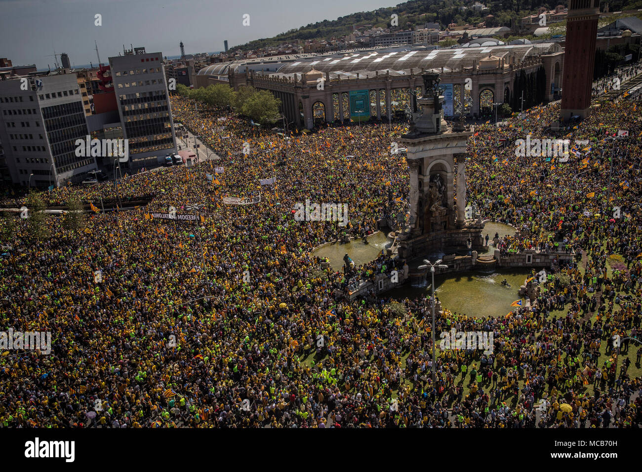 Barcellona, Spagna 15 aprile 2018 i sostenitori della Catalogna l'indipendenza di partecipare a una dimostrazione di sostegno catalano arrestati politici. Numerosi i separatisti sono stati arrestati nel corso del proibito referendum di indipendenza nel mese di ottobre 2017. Essi sono accusati di ribellione e di appropriazione indebita di fondi pubblici. Foto: Santi Palacios/dpa Credito: dpa picture alliance/Alamy Live News Foto Stock