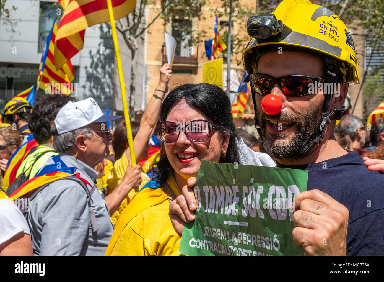 Barcellona, Spagna. Xv Apr, 2018. Barcellona, in Catalogna, Spagna. Xv Apr, 2018. Un vigile del fuoco con un clown naso è visto durante la dimostrazione.enorme indipendenza clamore per le strade di Barcellona per chiedere il rilascio dei prigionieri politici. Con il motto ''vi vogliamo a casa'' più di 300.000 persone hanno visitato le strade della città catalana per dimostrare al governo spagnolo che i prigionieri politici ''Non sono soli' Credit: Paco Freire SOPA/images/ZUMA filo/Alamy Live News Credito: ZUMA Press, Inc./Alamy Live News Foto Stock