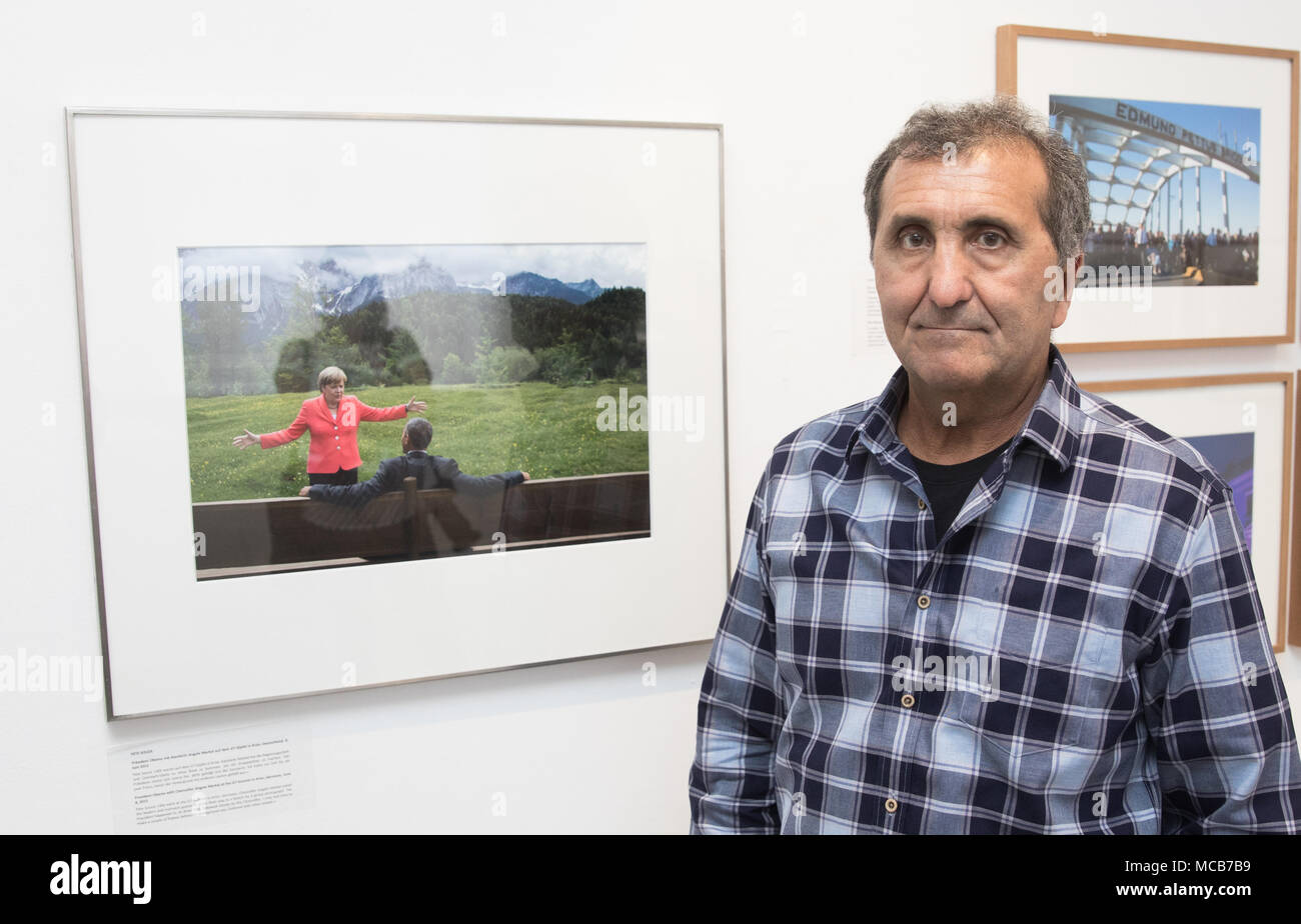 Il 15 aprile 2018, Germania Berlino: Pete Souza, ex capo ufficiale della Casa Bianca, fotografo in piedi di fronte ad alcune sue fotografie presso il museo di Kennedys. La mostra "Obama: Un ritratto intimo' offre 65 di Souza di fotografie. Foto: Jörg Carstensen/dpa Foto Stock